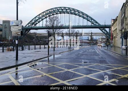 Leere Straßen und Gehwege am Kai in Newcastle auf Tyne am Morgen nach dem Premierminister Boris Johnson weitere Maßnahmen als Teil einer Sperre in England, um die Ausbreitung des Coronavirus zu stoppen. Stockfoto