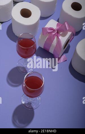 Paar Gläser mit Wein. Auf einem violetten Hintergrund. Draufsicht Stockfoto