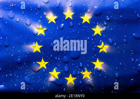 Flagge der Europäischen Union mit Wassertropfen. EU-nationales Symbol für eine patriotische Gruppe von Ländern angenommen 1955 Stockfoto