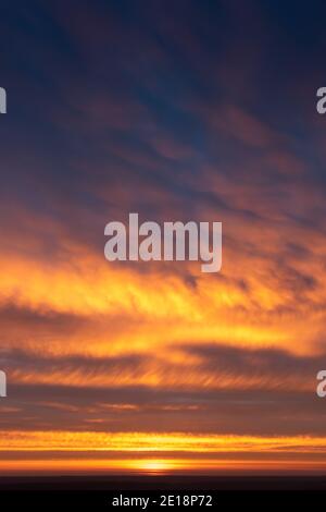 Dramatische apokalyptische Himmel Hintergrund bei Sonnenaufgang im Sommer Stockfoto