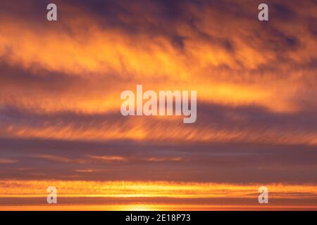 Dramatischer apokalyptischer Himmel Hintergrund auf Sommer Sonnenaufgang Stockfoto