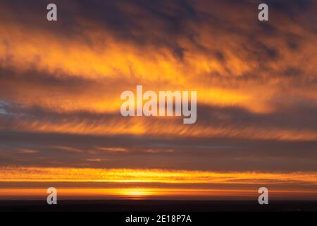 Dramatischer apokalyptischer Himmel Hintergrund bei Sonnenaufgang Stockfoto