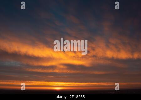 Dramatische apokalyptischen Himmel Hintergrund Sommer Sonnenaufgang Stockfoto