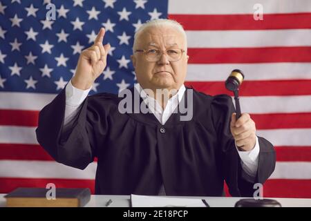 Serious amerikanischen Richter hält Gavel und seine Verurteilung in Ein Gericht Stockfoto