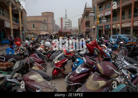 Viele Motorräder sind auf einer Straße in der Altstadt von Kashgar Stadt, Xinjiang Uygur Autonome Region, China geparkt Stockfoto