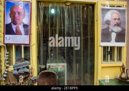 Kashgar, China. 18. März 2016 Porträts von Wladimir Lenin und Karl Marx am Eingang eines Trödelladens in der Altstadt von Kashgar, in der westchinesischen Provinz Xinjiang Stockfoto