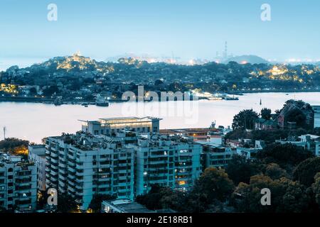 Xiamen, China Skyline der Stadt vom Insel Gulangyu. Stockfoto