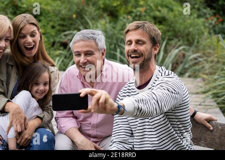 Familie nehmen selfie Stockfoto
