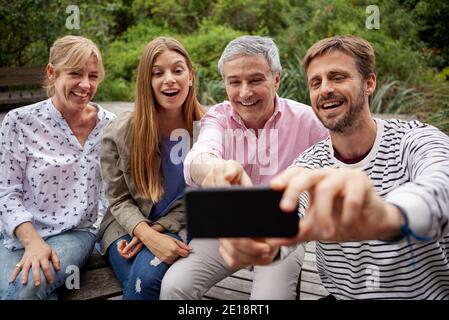 Familie nehmen selfie Stockfoto