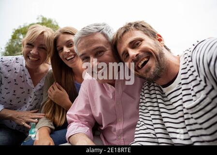 Portrait von glückliche Familie zusammen zu sitzen Stockfoto
