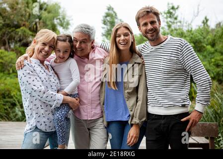 Porträt der glückliche Familie zusammenstehen Stockfoto