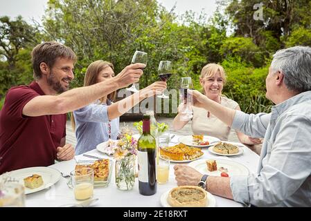 Fröhliche Familie Weingläser toasten Stockfoto