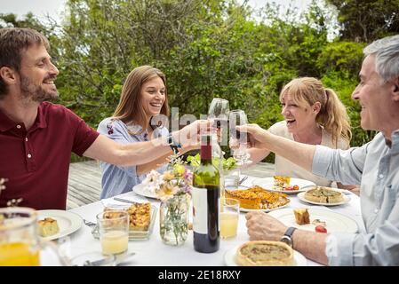 Fröhliche Familie Weingläser toasten Stockfoto