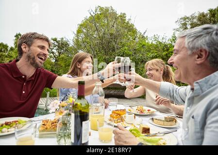 Fröhliche Familie Weingläser toasten Stockfoto