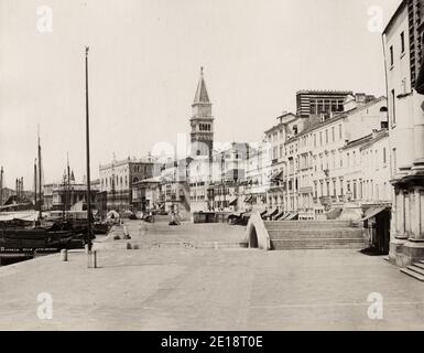 Vintage 19. Jahrhundert Foto - die Riva degli Schiavoni ist ein Hafengebiet in Venedig, Italien. Heute ist dies eine lebhafte, oft überfüllte Promenade entlang der Uferpromenade, die sich im Markusbecken, Venedig Italien, befindet. Stockfoto