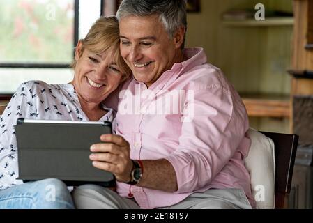 Älteres Paar mit digital-Tablette Stockfoto