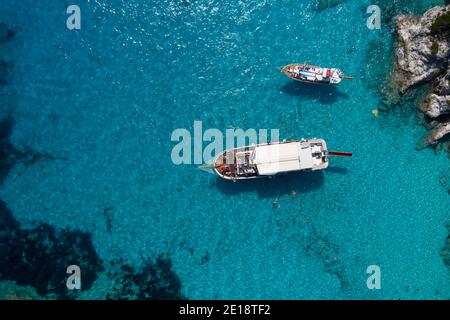 Eine Luftaufnahme einer täglichen Bootsfahrt mit Familien, die ihren Urlaub in Griechenland genießen. Stockfoto