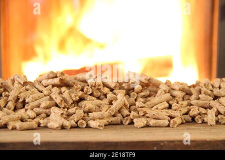 Holzpellets mit Feuer im Hintergrund Stockfoto