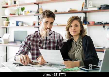 Innenarchitekten arbeiten im Büro Stockfoto