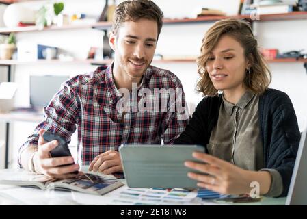 Innenarchitekten mit digitalem Tablet und Smartphone Stockfoto