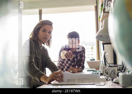 Business Leute, die im Büro Stockfoto