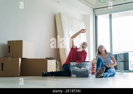 Junges paar entspannende in ihr neues Zuhause Stockfoto