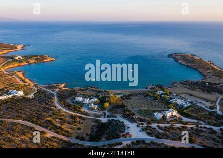 Eine natürliche Bucht von oben, auf einer der Inseln Griechenlands, Paros. Stockfoto