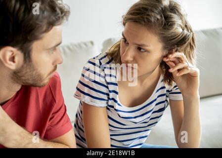 Junges Paar im Gespräch miteinander Stockfoto