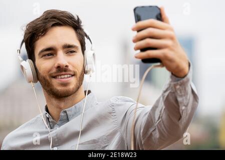 Junger Mann nehmen selfie Stockfoto