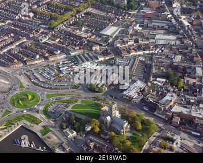 Luftaufnahme des Stadtzentrums von Doncaster mit der Minster-Kirche Von St. George und Church Way Parkplatz Stockfoto