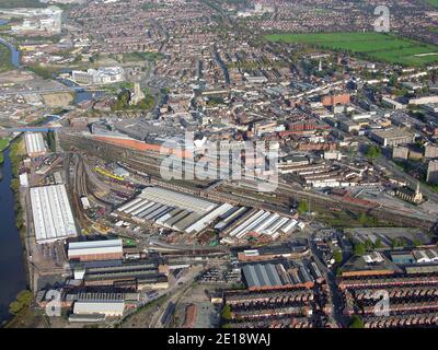 Luftaufnahme von Doncaster Stadtzentrum mit Industrie auf der Hexthorpe Road prominent im Vordergrund und der Bahnhof Hinter Stockfoto