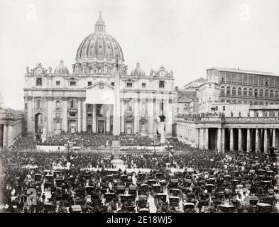 Vintage Foto aus dem 19. Jahrhundert - große Menschenmenge auf dem Petersplatz für einen Segen des Papstes aus dem Vatikan. Am wahrscheinlichsten Leo XIII.. Stockfoto