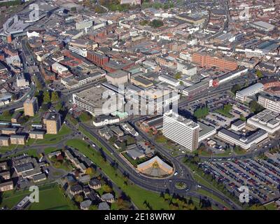 Luftaufnahme, aufgenommen 2006 von Doncaster Stadtzentrum, mit dem Beechfield Center & Council House Parkplatz im Vordergrund, South Yorkshire Stockfoto