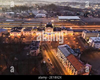 Hauptbahnhof in Tarnow, Polen. Bahnhof in der Region Kleinpolen. Intercity-Züge Abfahrt. Lufttrohnenansicht Stockfoto