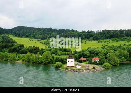 Luftaufnahme der Kirche auf dem Liptovska Mara Stausee In der Slowakei Stockfoto