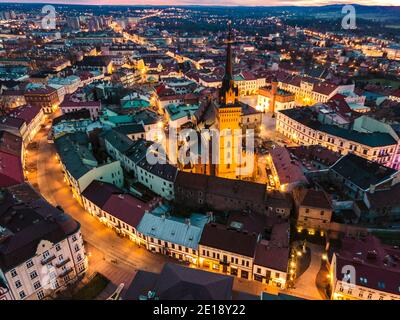 Altstadt und Hauptplatz der Stadt in Tarnow, Region Malopolska, Polen. Drohnenansicht. Stockfoto