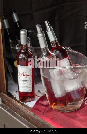 Weinproduzenten ermutigen ihre Weine während des Madeira Weinfestivals in Funchal auf Madeira, Portugal, Stockfoto