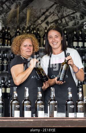 Weinproduzenten ermutigen ihre Weine während des Madeira Weinfestivals in Funchal auf Madeira, Portugal, Stockfoto