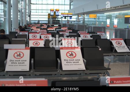 London, England, 3. Januar 2021. Warten auf den Abflugsteig am Flughafen London Heathrow mit 19 Beschränkungshinweisen. Stockfoto