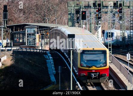 Berlin, Deutschland. Februar 2020. Eine S-Bahn der Linie S5 Karlshorst fährt vom Bahnhof Rummelsburg ab. Quelle: Soeren Stache/dpa-Zentralbild/ZB/dpa/Alamy Live News Stockfoto