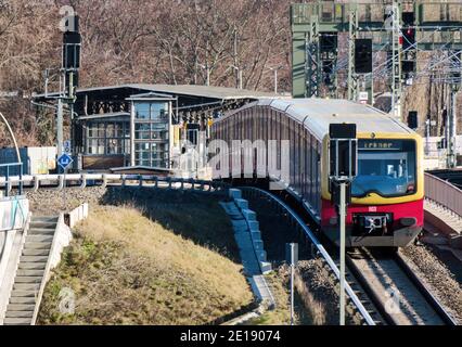 Berlin, Deutschland. Februar 2020. Eine S-Bahn der Linie nach Erkner fährt vom Bahnhof Rummelsburg ab. Quelle: Soeren Stache/dpa-Zentralbild/ZB/dpa/Alamy Live News Stockfoto