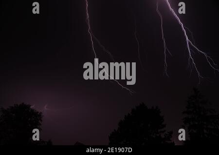 Schöner heller Blitz von oben in der Nacht Stockfoto