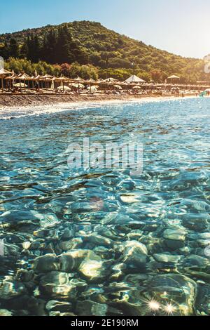 Sauberes klares Wasser und gute Sicht am Boden - Steine im Teich Stockfoto