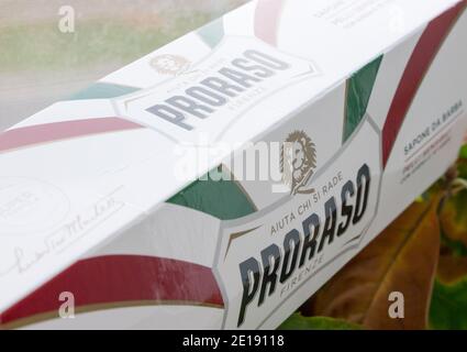 GOMEL, WEISSRUSSLAND - 5. JANUAR 2021: PRORASO Rasierseife. Proraso ist eine Marke für Körperpflege und Pflege, die dem italienischen Unternehmen Ludovico Martelli gehört. Stockfoto