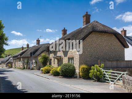 Reihe von schönen traditionellen Strohhäusern an der Hauptstraße in West Lulworth in Dorset, England, Großbritannien Stockfoto