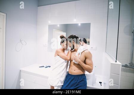 Schöne Jugendliche paar teilen kostbaren Moment nach dem Duschen. Stockfoto