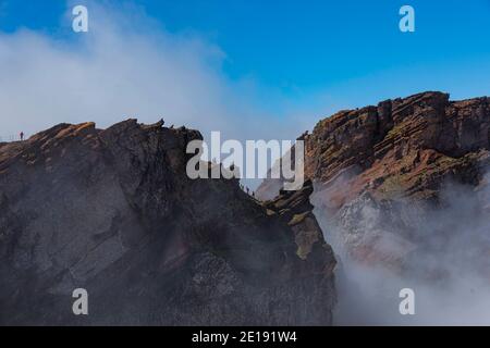 FUNCHAL, PORTUGAL - MÄRZ 24, nicht identifizierte Personen am Aussichtspunkt auf dem Gipfel des Pico Arieiro Berge am 24. März 2016 in Funchal, dieser Berg ist einer der 2 höchsten auf der Insel Madeira Stockfoto