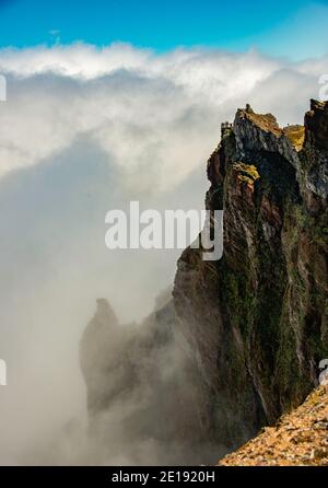 FUNCHAL, PORTUGAL - MÄRZ 24, nicht identifizierte Personen am Aussichtspunkt auf dem Gipfel des Pico Arieiro Berge am 24. März 2016 in Funchal, dieser Berg ist einer der 2 höchsten auf der Insel Madeira Stockfoto