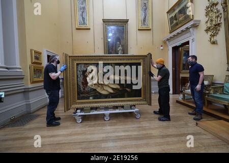 Die Verbettung von Merlin durch Edward Burne-Jones wird für das Hängen in der Lady Lever Art Gallery in Port Sunlight, auf der Wirral, Merseyside vorbereitet. Drei Gemälde - der Baum der Vergebung und der betörende Merlin, beide von Edward Burne-Jones, und EIN Traum der Vergangenheit: Sir Isumbras an der Ford, von John Everett Millais - kehren zurück, um in der Lady Lever Art Gallery wieder aufgehängt zu werden, nachdem sie an andere Galerien ausgeliehen wurden. Stockfoto