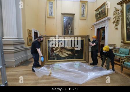 Die Verbettung von Merlin durch Edward Burne-Jones wird für das Hängen in der Lady Lever Art Gallery in Port Sunlight, auf der Wirral, Merseyside vorbereitet. Drei Gemälde - der Baum der Vergebung und der betörende Merlin, beide von Edward Burne-Jones, und EIN Traum der Vergangenheit: Sir Isumbras an der Ford, von John Everett Millais - kehren zurück, um in der Lady Lever Art Gallery wieder aufgehängt zu werden, nachdem sie an andere Galerien ausgeliehen wurden. Stockfoto